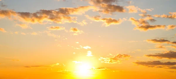 Gündoğumunda gökyüzü arkaplanı.