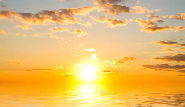 Gündoğumunda gökyüzü arkaplanı.