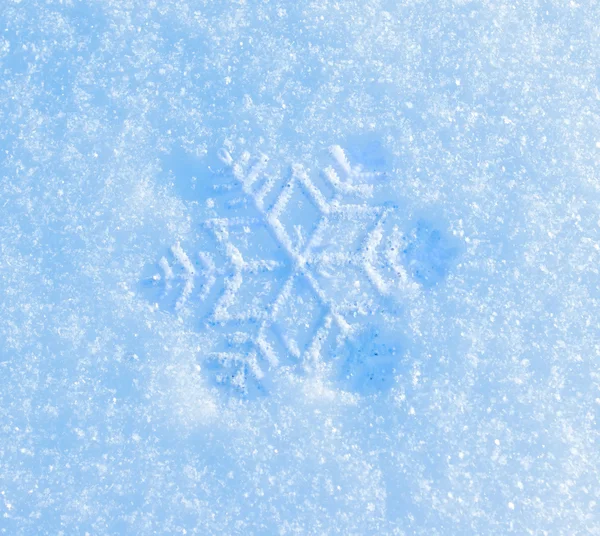 Floco de neve decorativo na neve — Fotografia de Stock