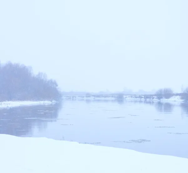 Téli folyó, ha havazik — Stock Fotó