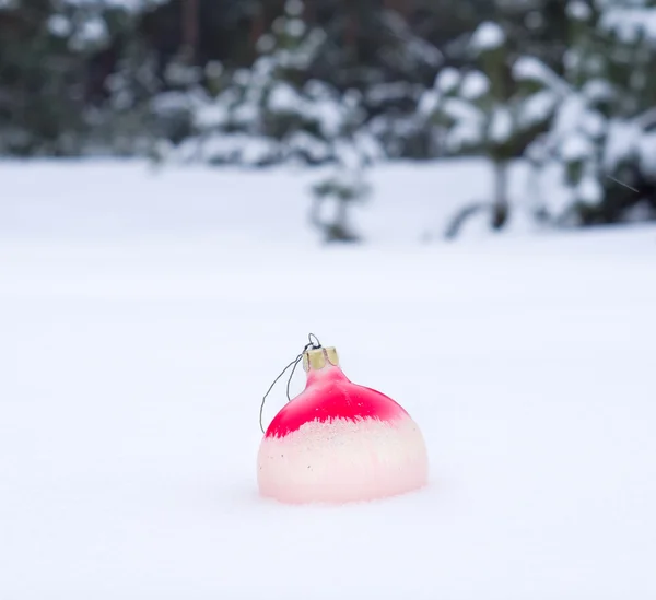 Weihnachtsspielzeug auf Schnee im Winterwald — Stockfoto