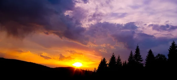 Ciel coloré et silhouette des montagnes au coucher du soleil — Photo