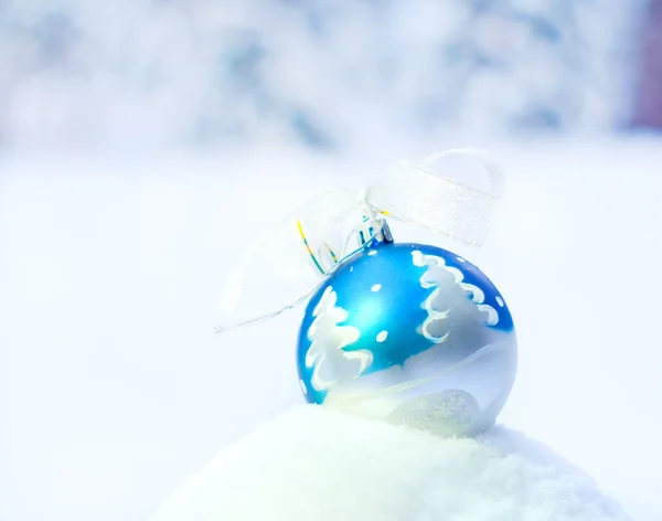 Un jouet sur la neige dans le parc sombre — Photo