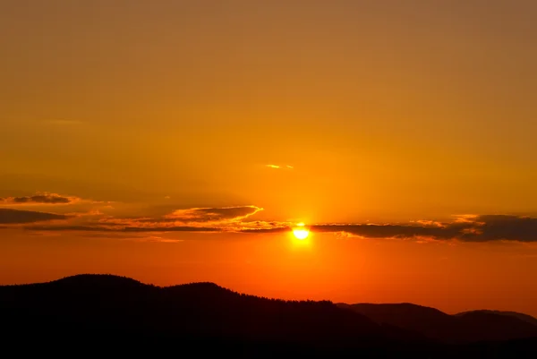Silhueta das montanhas ao pôr do sol — Fotografia de Stock