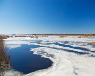 Kış mevsiminde kış nehri ve ağaçlar