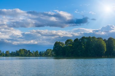 sıcak bir günde göl. Yaz peyzaj