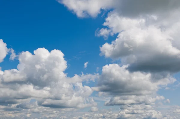 Nuages blancs et ciel bleu. Contexte naturel . — Photo