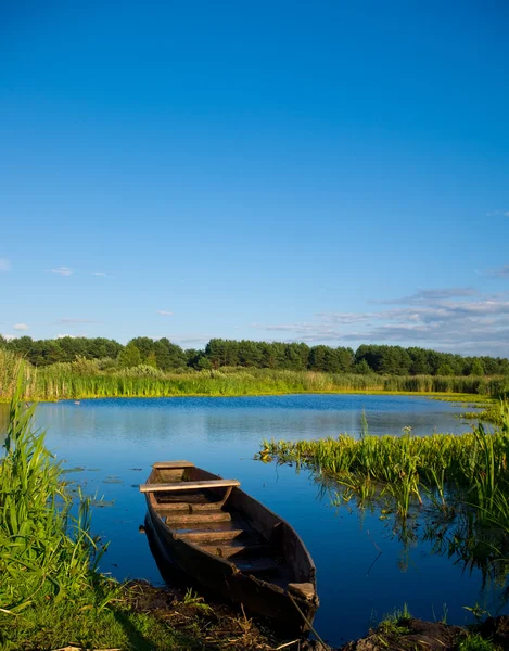 Boot auf dem Fluss — Stockfoto