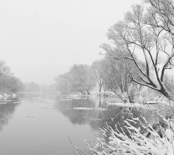 Winter rivier, wanneer het sneeuwt — Stockfoto