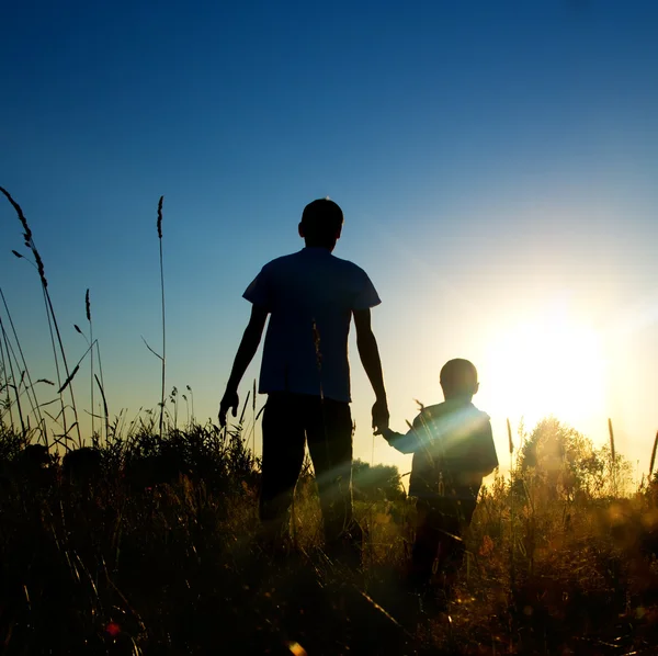 siluet baba ve oğul gün batımında