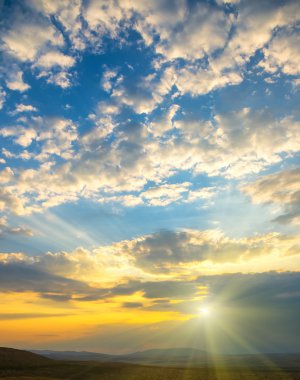 arka planda gökyüzü günbatımı