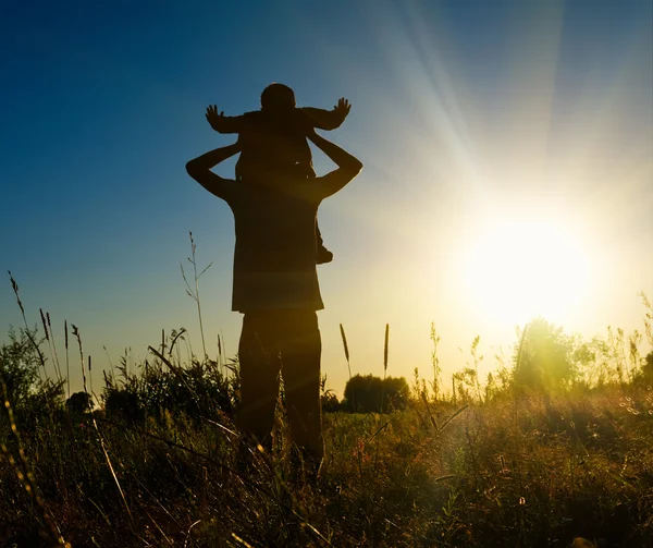 siluet baba ve oğul gün batımında