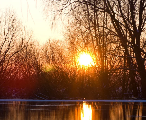 泉水于河上的日落 — 图库照片