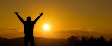 Günbatımında insan silueti