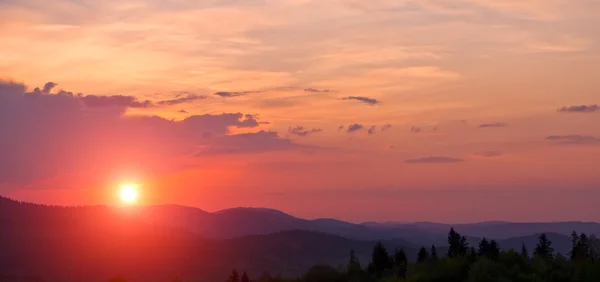 Montagnes au coucher du soleil — Photo