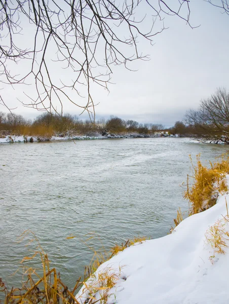 Floden är täckt av snö — Stockfoto