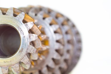 Beyaz arka plan üzerinde izole kullanılan dişli 