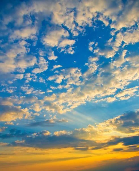 arka planda gökyüzü günbatımı