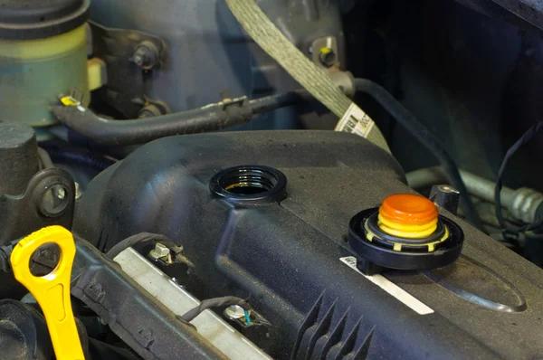 Cubierta del motor del coche después de agregar aceite —  Fotos de Stock