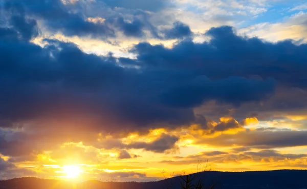 Coucher de soleil dans les montagnes — Photo