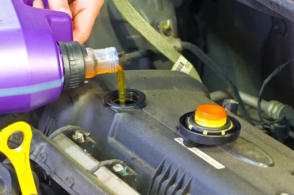 Adding oil in engine of a car — Stock Photo, Image