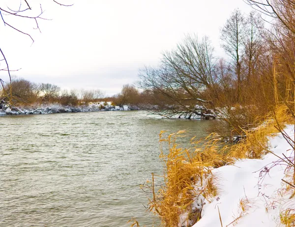 Vento forte no rio de inverno — Fotografia de Stock