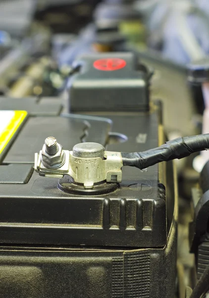 Les câbles se connectent à une batterie de voiture — Photo