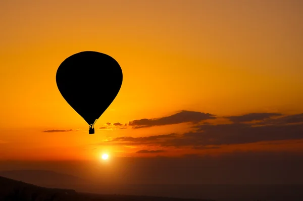 gün batımında gökyüzü arka plan üzerinde hava balonu 