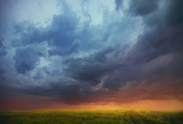 Puesta de sol sobre el campo —  Fotos de Stock