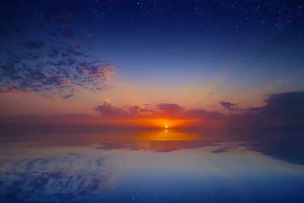 Pôr do sol sobre o lago ou o mar — Fotografia de Stock