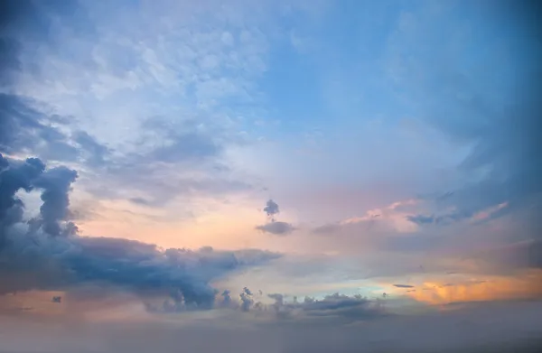 Sullo sfondo del cielo all'alba. — Foto Stock