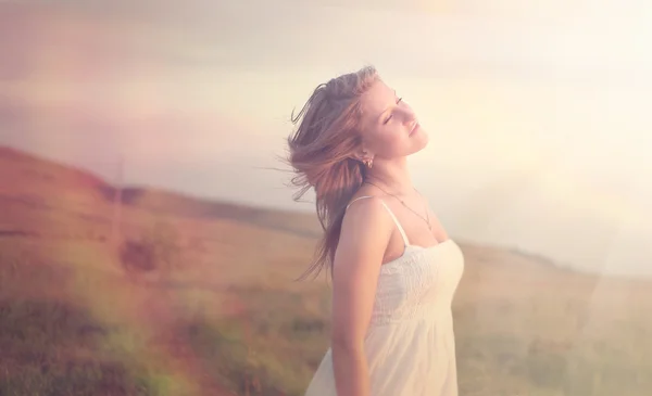 Portrait of a serene woman in the field — Stock Photo, Image