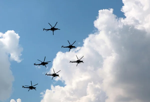 Grupp av helikoptrar i luften — Stockfoto