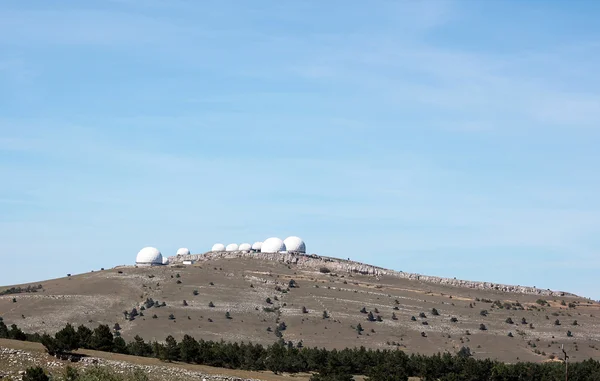 Kupoler av en radar — Stockfoto