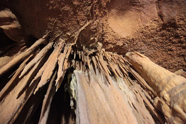 Stalactites en una cueva . — Foto de Stock