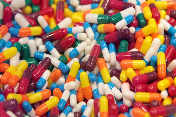 Многоцветные капсулы с лекарствами — стоковое фото