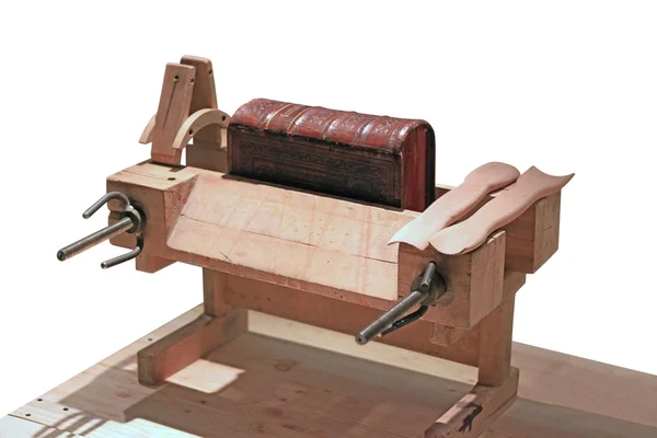 Prensa de madera para encuadernación de libros aislados en blanco — Foto de Stock