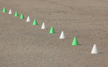 kaldırıma çizgi piramitleri