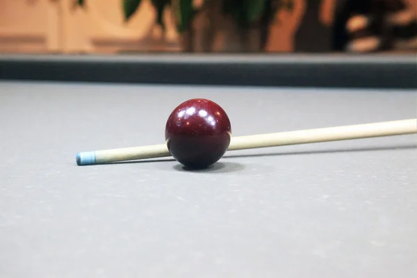 Cue on a grey billiard table — Stock Photo, Image