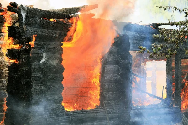 Burning wooden house — Stock Photo, Image