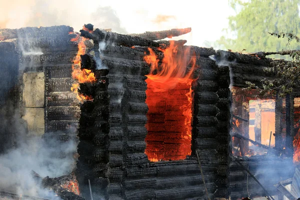 Burning wooden house — Stock Photo, Image