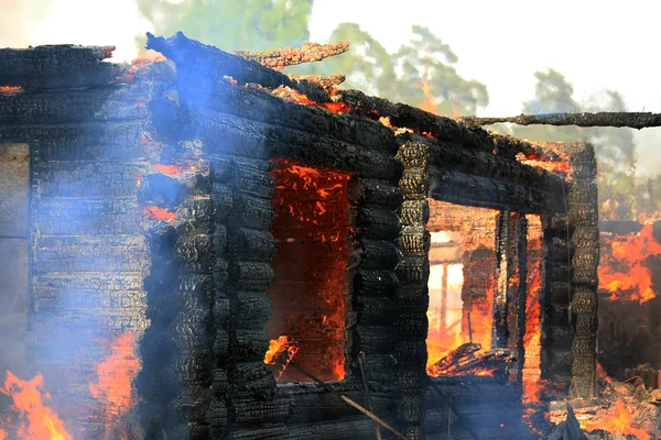 Burning wooden house — Stock Photo, Image