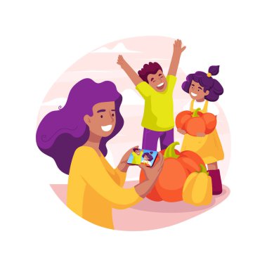 Balkabağı çiftliği karikatür vektör çizimi. Cadılar Bayramı aile gezisi, birlikte çiftliği ziyaret, ebeveynler balkabaklı çocukların fotoğraflarını çekiyor, kırsal macera vektör karikatürü..