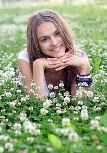 Meisje en zomer — Stockfoto