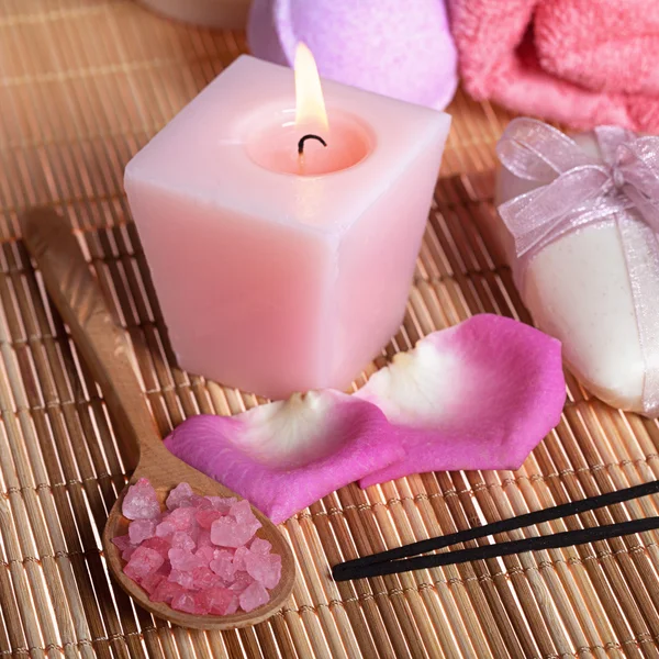 温泉疗养地治疗： 海盐、 蜡烛、 肥皂、 玫瑰花瓣 — 图库照片