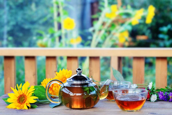 çaydanlık ve bardak bitkisel çay.