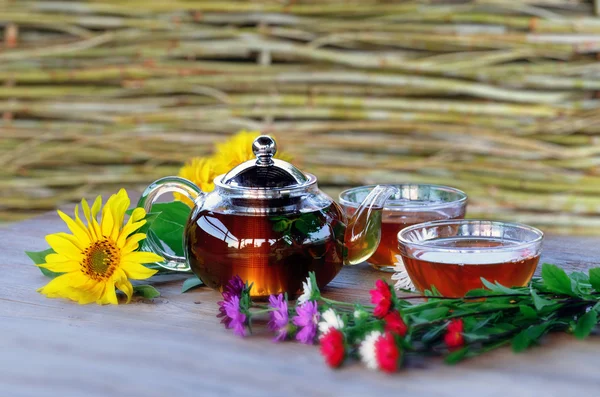 Ziołowe herbaty w czajnik i filiżanki. — Zdjęcie stockowe