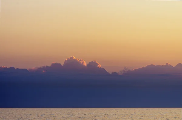 Sunset over Mediterranean Sea with cumulus clouds — Stock Photo, Image