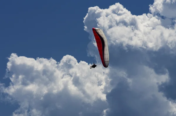 Paraglider med dramatisk himmel (Kärnten, Österrike) — Stockfoto