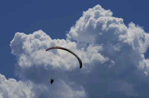 Paraglider med dramatisk himmel (Kärnten, Österrike) — Stockfoto